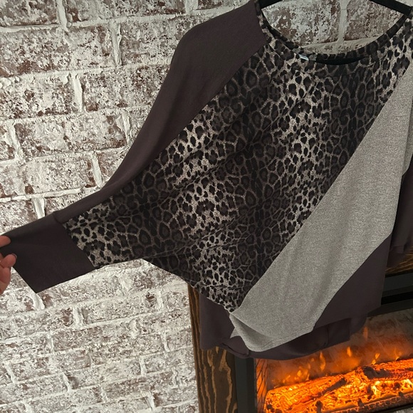 1/4 sleeve leopard top - Picture 3 of 3